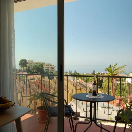 Apart. 4, Casa Málaga, sea views and balcony