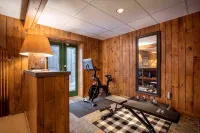Ski Chalet with Pool, Hot Tub, Sauna, Pizza Oven, 2 Fireplaces & Outdoor Firepit - ジム