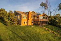 Spacious home with private lake front - Wifi