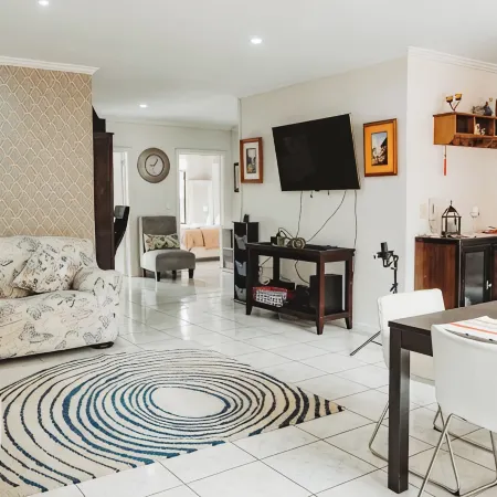 3-bedroom apartment. 10min away from CathedralTranvia stops in front of it.