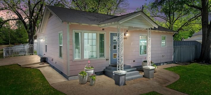 New!  LaMoyne's Place - Charming 2-bedroom cottage in the B&B capitol of Texas Hotels in Jefferson