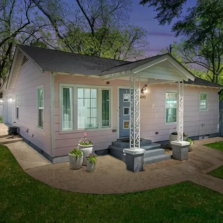 New! LaMoyne's Place - Charming 2-bedroom cottage in the B&B capitol of Texas