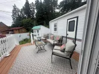 Tide’s Edge Escape: Cozy 2-Bed Cottage/Camper with Sea Views