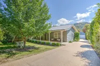 Beautiful spacious home a short walk to town centre. - บังกะโล