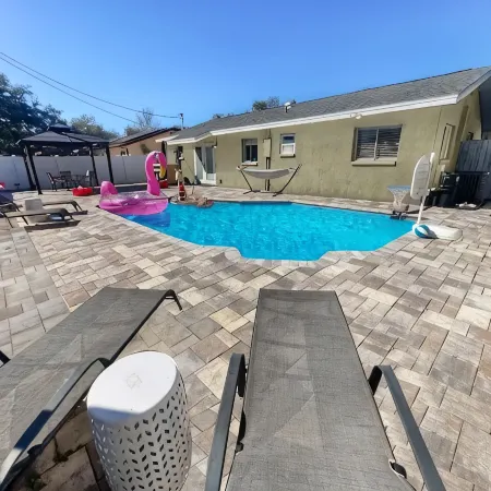 Backyard Paradise - POOL, MINI GOLF & BAR