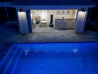 Sonoma Square Gem! Charming New Farmhouse w Pool + Private Detached Guest Suite - Swimmingpools