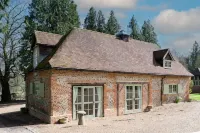 Secluded,  warm & cosy cottage - rural but  10 mins easy walk of shop/pubs. - Wifi