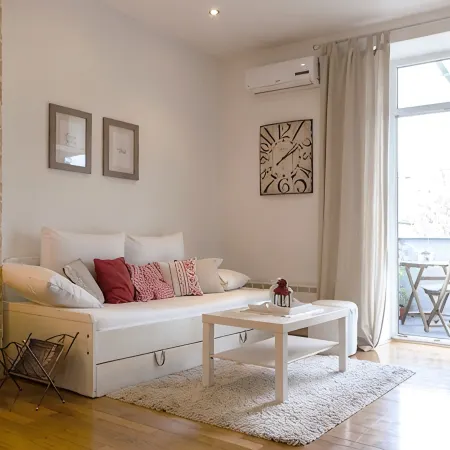 Charming apartment 20 minutes from main squere