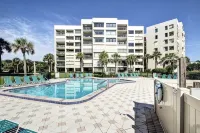 Oceanfront Luxury Retreat/Newly Remodeled/Steps to Sand & Surf - Villas