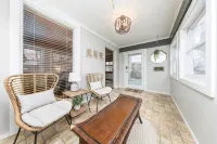 New! Lovely 1BR. Walk to Main St - 4-Star
