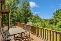 5 miles to Tryon Equestrian Center large log cabin  4 Bedroom 2.5 bath - Chalets
