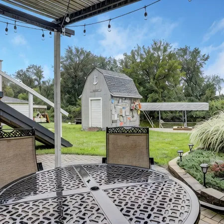Chain O' Lakes life...serene bay w/ private beach access. Kayaks & Boats welcome