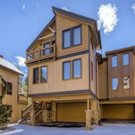 Beautiful 3 bedroom with private hot tub, walkable to town and trails