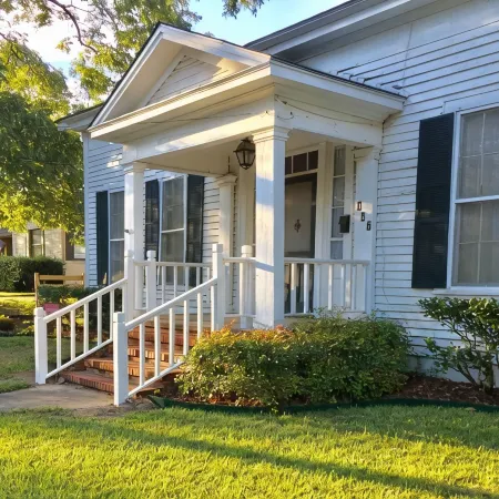 LA BELLE MAISON - Beautiful 1850 Historical home just across from Lions Park!