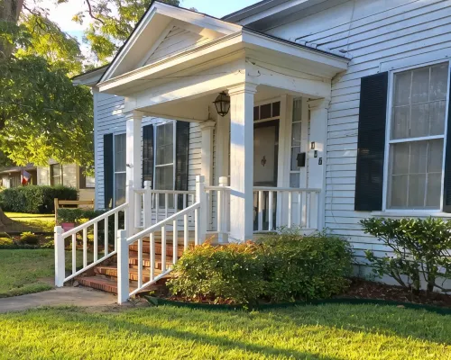 LA BELLE MAISON - Beautiful 1850 Historical home just across from Lions Park! Hotels in Jefferson
