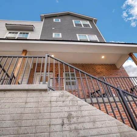 8 Min to Cws! 3 Bed 4 Bath Townhouse w Porch& Rooftop Deck- 5 Min to Downtown!