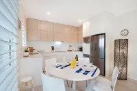 Sunny 2 bedroom 1 bathroom,  north facing balcony free use bikes & kayaks & wifi - 3-Star