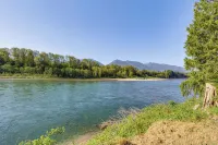 Jay's Salmon Run RetreatBreathtaking Riverfront Views-Hot Tub, Firepit, Pinball - 4 tähden
