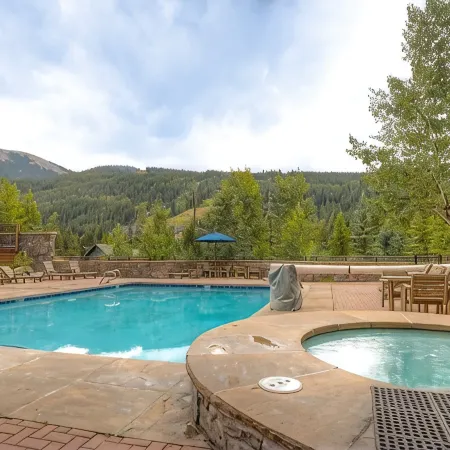 Best deck view of River Run ski slope 1 min walk to gondola/village 2 bed 2 bath