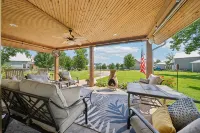 Community Pool, Fishing Ponds, Hot Tub, 2 King 2 Queen+Beds Single Story
