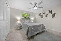 Tropical Retreat Pool Home close to Downtown & Naples Beaches - Jacuzzi