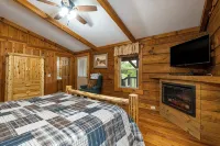 Mountain Log Home LURAY Hot Tub 4 Fireplaces Near Shenandoah National Park - balcón