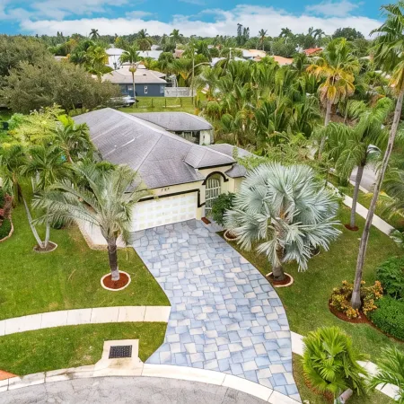 Tropical Oasis W/Heated Pool 2 miles to the Beach