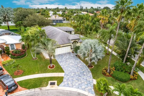 Tropical Oasis W/Heated Pool 2 miles to the  Beach