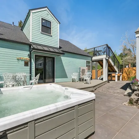 The French Farmhouse at Midtown Manor - Hot Tub!