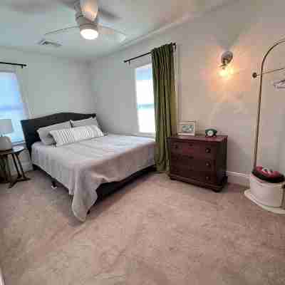 Gorgeous retreat across from yacht club, the Choptank, and IronMan finish line! Rooms