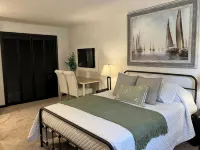 Studio w/pool & hot tub -only minutes to Triple Crown hiking trails Hotels in Botetourt County