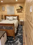 Flo’s Cabin at Grans – Flathead Lakefront, Firepit, Dock, Kayaks, Pet Friendly. - 小木屋