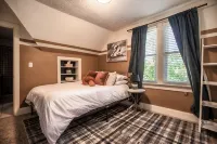 FarnamFieldhouse+HotTub+EpicGameRoom+FirePit+Mural - 4-Star