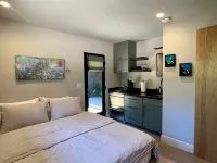Modern Cozy Pebble Beach Studio with Premium Amenities and WiFi - Wifi