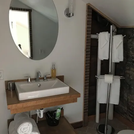 Cozy studio with AC and WiFi in Historic Geneva, NY.