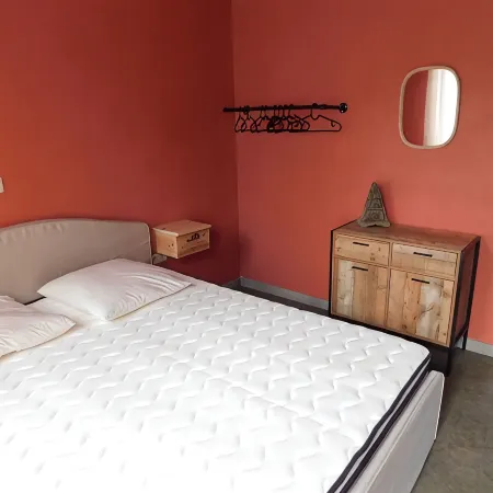 Studio near station and shops, for single person or couple