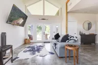 4-bedroom house- Black Sheep Hideaway: Modern Countryside Serenity - Boutique