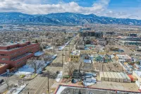 Remote Work Ready • Prime Downtown Spot - Condos