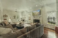 Location Location, spacious 5Br 4 bath house in oldtown w/hot tub & firepit. - Wifi