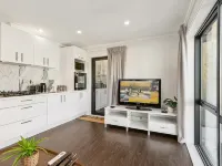 Modern 1BR Flat, Private Entry, Full Kitchen-30 minutes' drive to Wellington CBD Hotels in Upper Hutt City