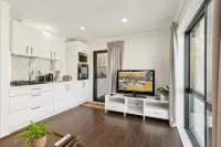 Modern 1BR Flat, Private Entry, Full Kitchen-30 minutes' drive to Wellington CBD