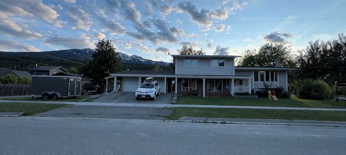 Bright Two Bedroom Suite with Private Entrance and Deck Near Downtown Golden Hotels in Golden
