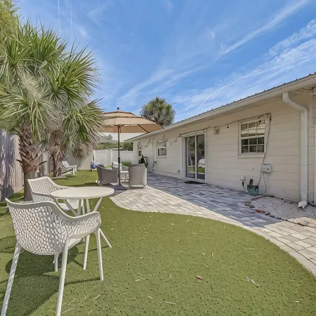Blue Seahorse Beach cottage, Private backyard, free parking, steps from the sand