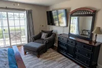 Luxury Downtown Getaway: 2BR Condo Near New Buffalo’s Top Attractions!