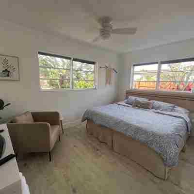 Newly renovated home near Hard Rock Stadium and major highways! Rooms