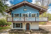 Loose Moose Lodge – Family Chalet, Fireplace, Ski!