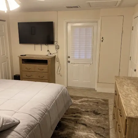 Charming 1-bedroom cottage in delightful Brooksville with AC, WiFi