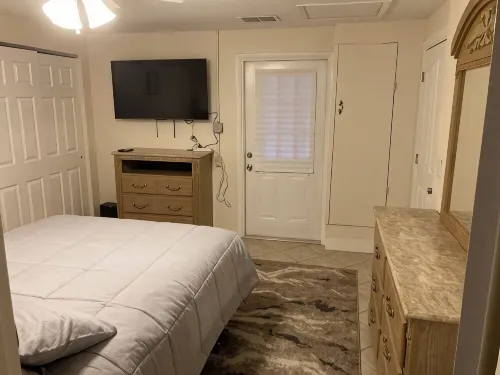 Charming 1-bedroom cottage in delightful Brooksville with AC, WiFi - 2-Star