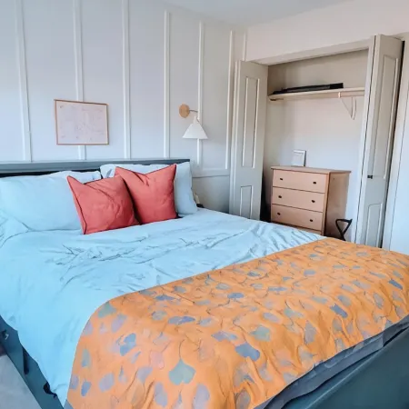 Downtown Designer Duplex close to Beach! Spa Tub, Sunroom, Game Room, EV & more!