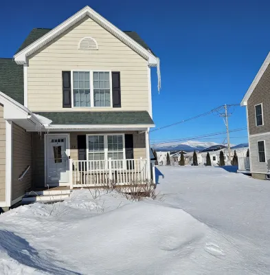 3-bed condo in the Heart of North Conway sleeps 8 Mins from Cranmore & Storyland